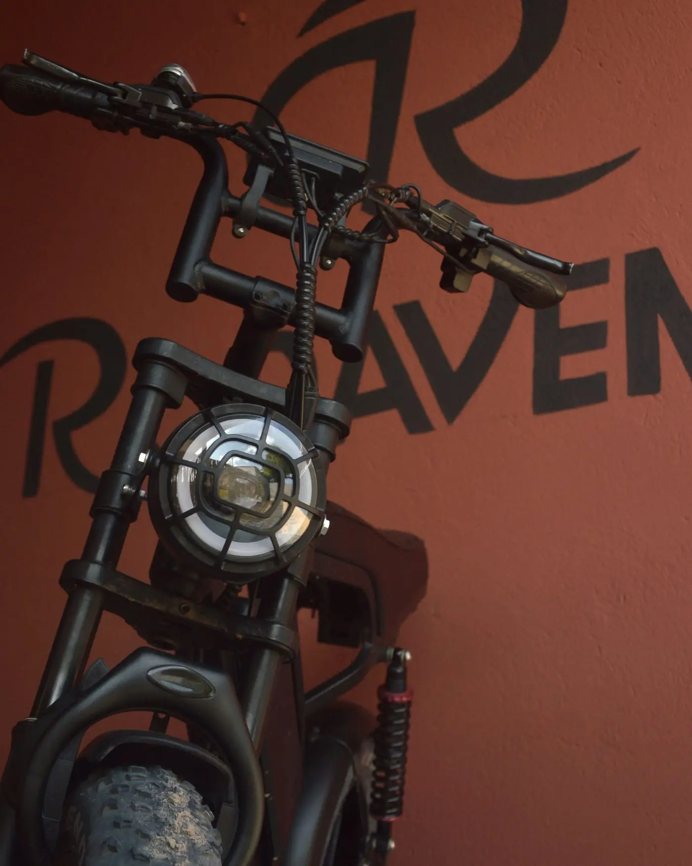 Farol de LED da bicicleta elétrica RV Max diante do logo da Rodavento