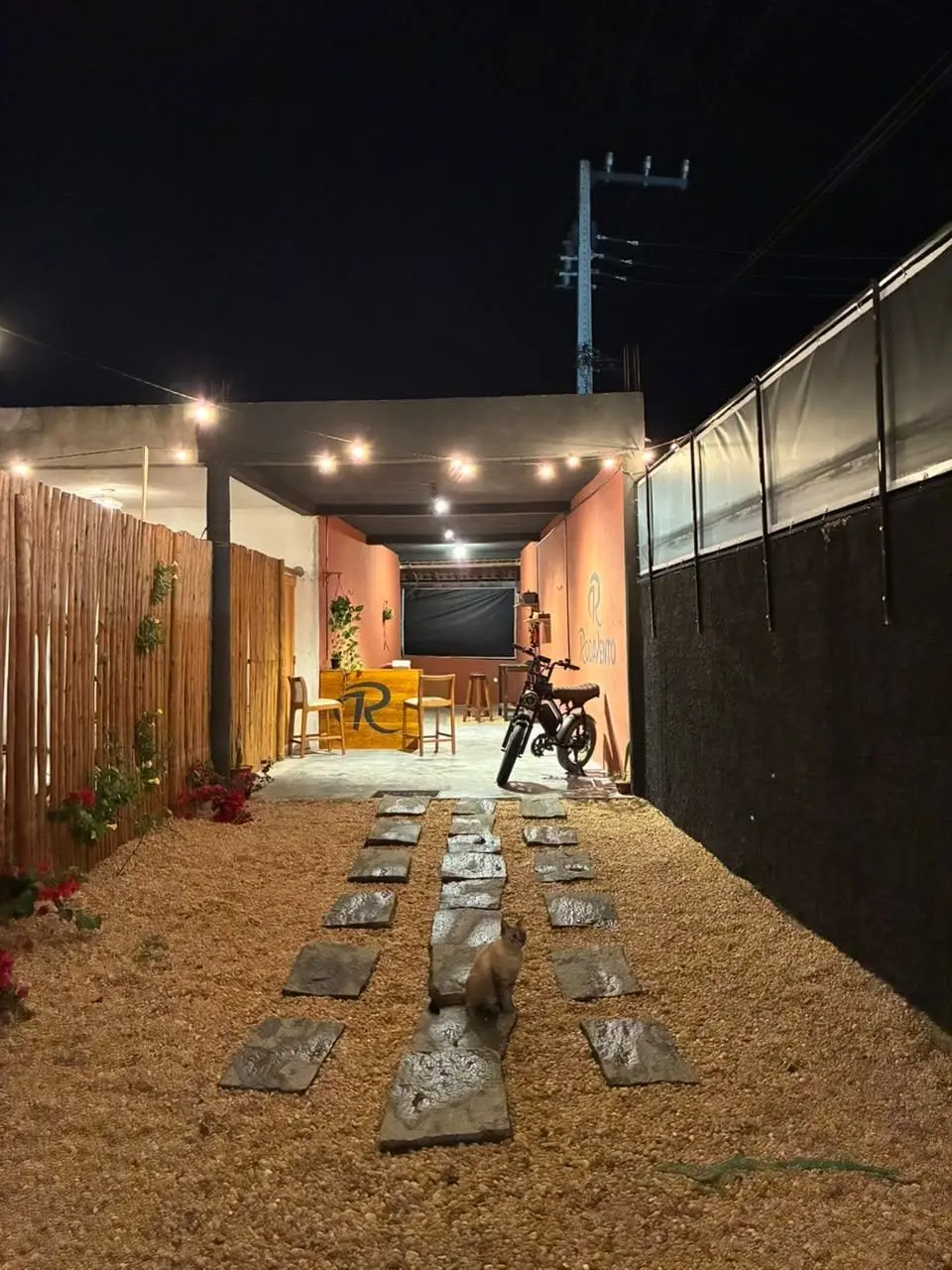 Entrada da loja Rodavento com luzes e bicicleta elétrica