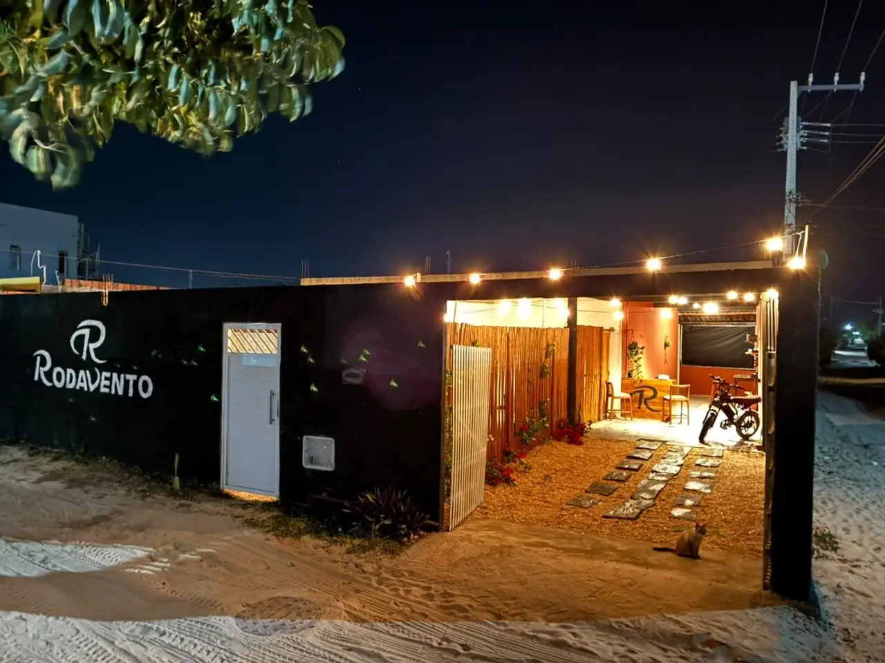 Fachada da loja Rodavento à noite