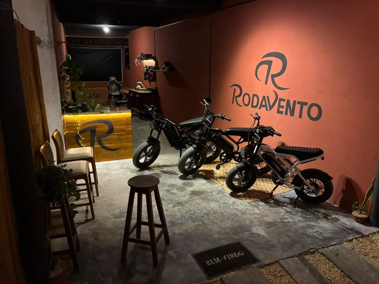 Showroom da Rodavento à noite, com bicicletas elétricas expostas