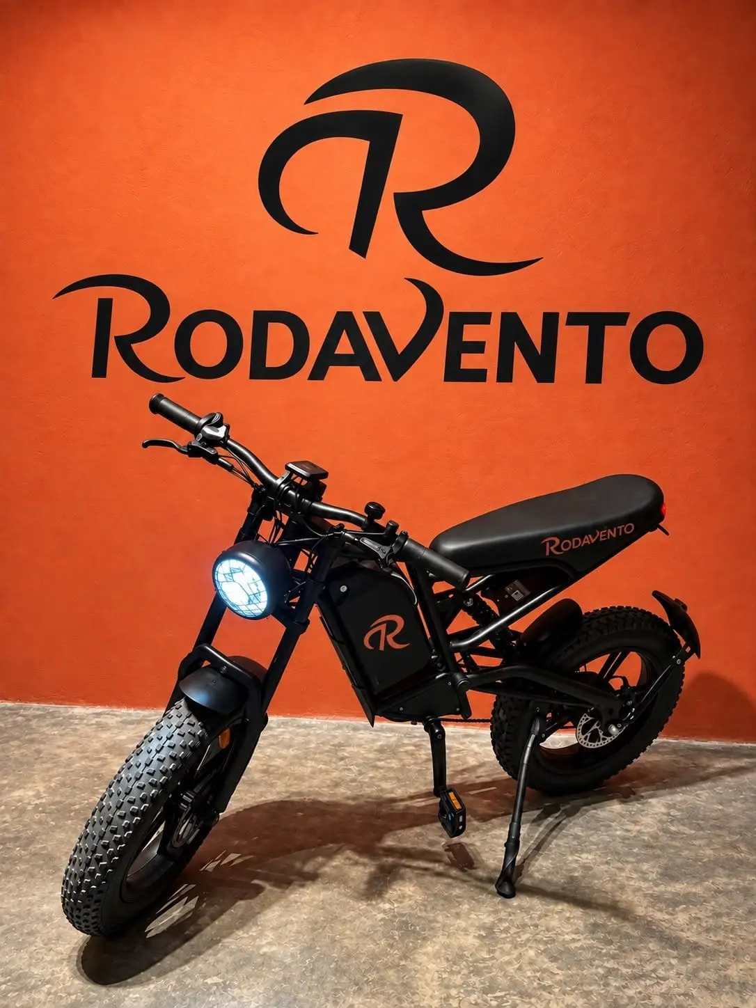 Bicicleta elétrica RV Max preta na parede laranja da loja Rodavento
